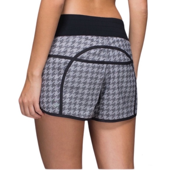 LULULEMON Tracker Short II 2-Way Stretch - Picture 2 of 11